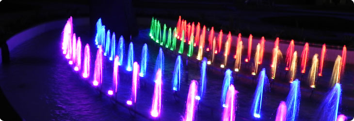 Fuente ornamental iluminada con focos sumergibles de LED RGB