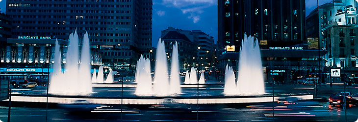 fuente ornamental con boquillas  casacada e iluminacion con focos sumergibles