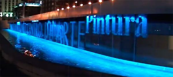 Cortina de agua digital en la plaza de Colón de Madrid Cortina de agua digital en Madrid mostrando letras a modo de impresora de agua